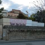 La struttura in cui si � insediato il collettivo � l'ex brefotrofio di via Amendola. Il fabbricato sorge al civico 189/A ed � ben segnalato all'esterno da uno striscione rosso appeso sul muro recante il nome del gruppo